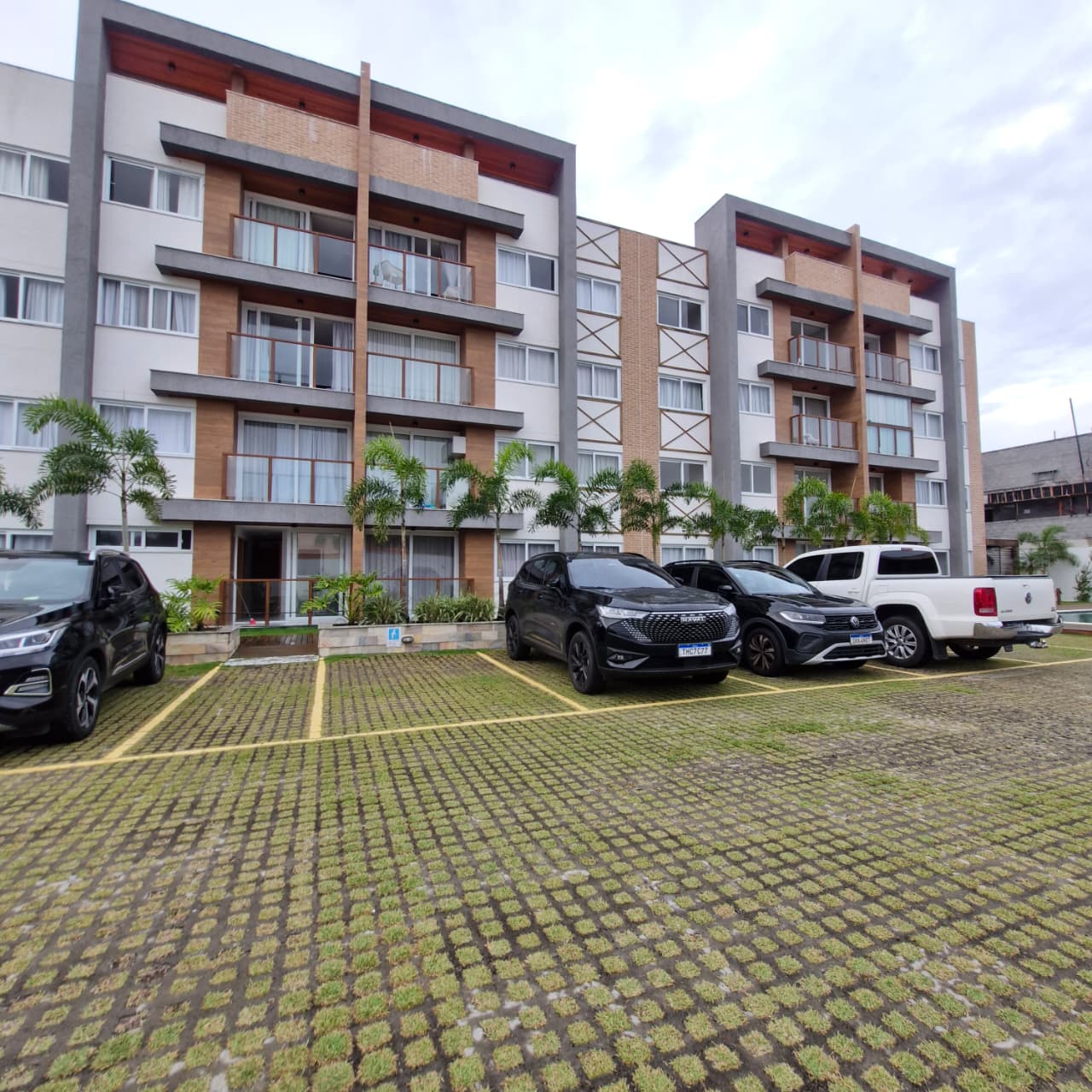 APARTAMENTO ALTO PADRÃO  / ÁGUAS DE GUARAJUBA 